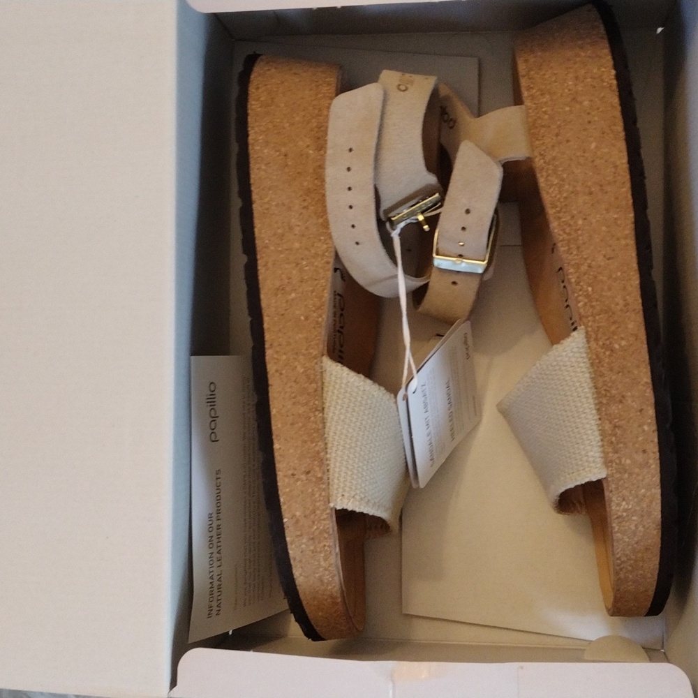 Birkenstock Sandals- Size 40 (9-9.5) Cream with Gold Buckle- Papillo Glenda NWT